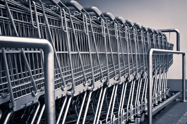 Etykiety antykradzieżowe i bramki: jak skutecznie zabezpieczyć sklep